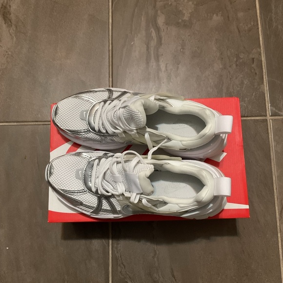 Nike - Picture 3 of 4